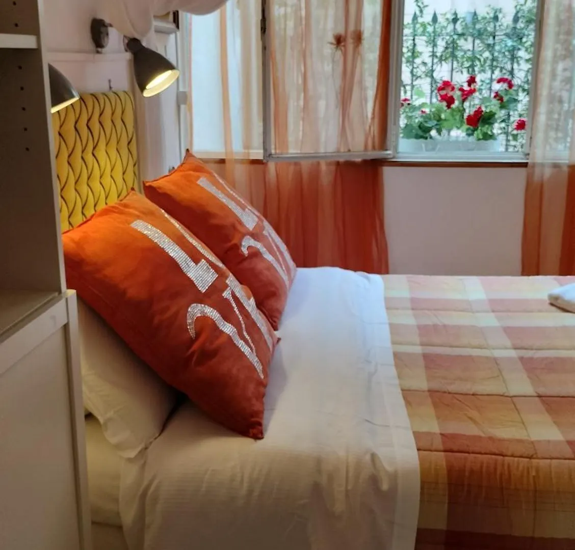 Alojamento de Acomodação e Pequeno-almoço Tre Gigli A Firenze, 5 Minutes From Station, Via Palazzuolo 55 Acomodação com café da manhã